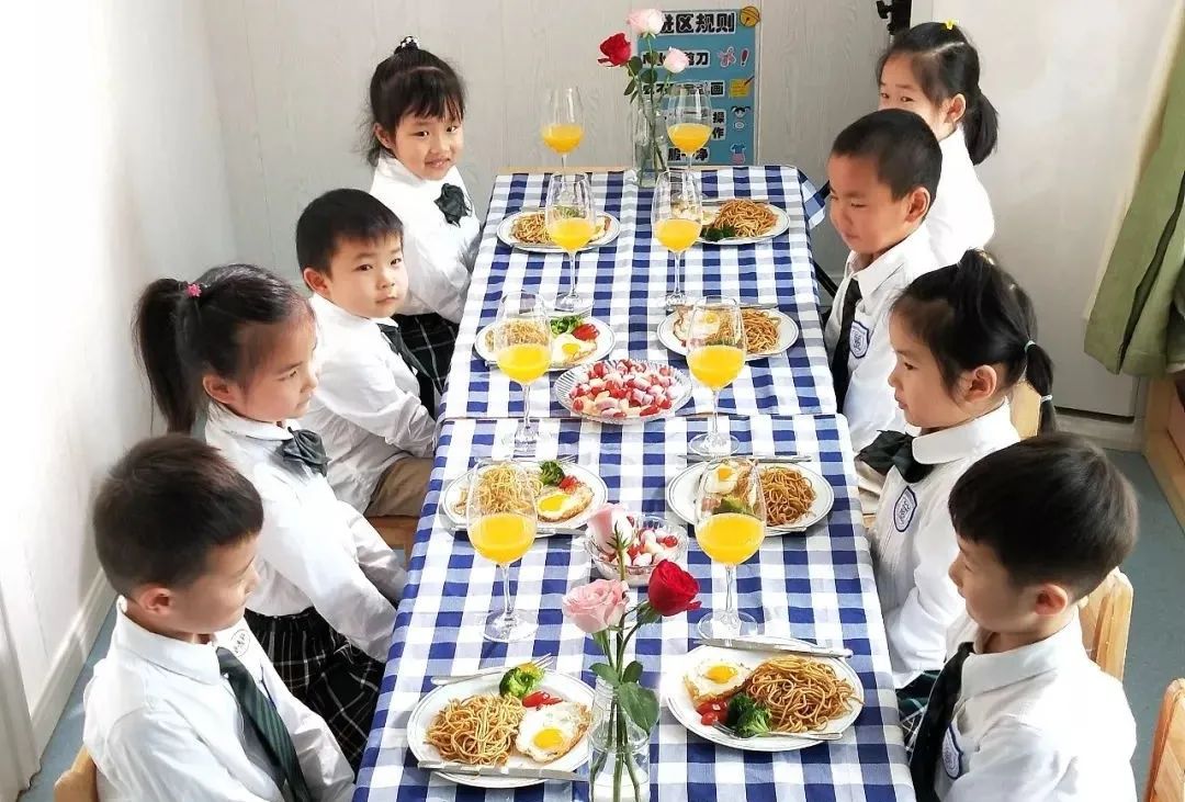文明礼仪丨餐桌上的教养 小小餐桌传递大文明